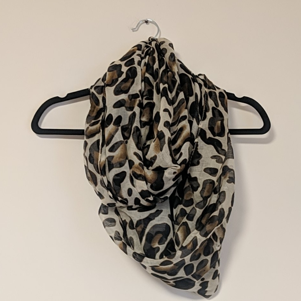 DONATED 💥 Cheetah print scarf